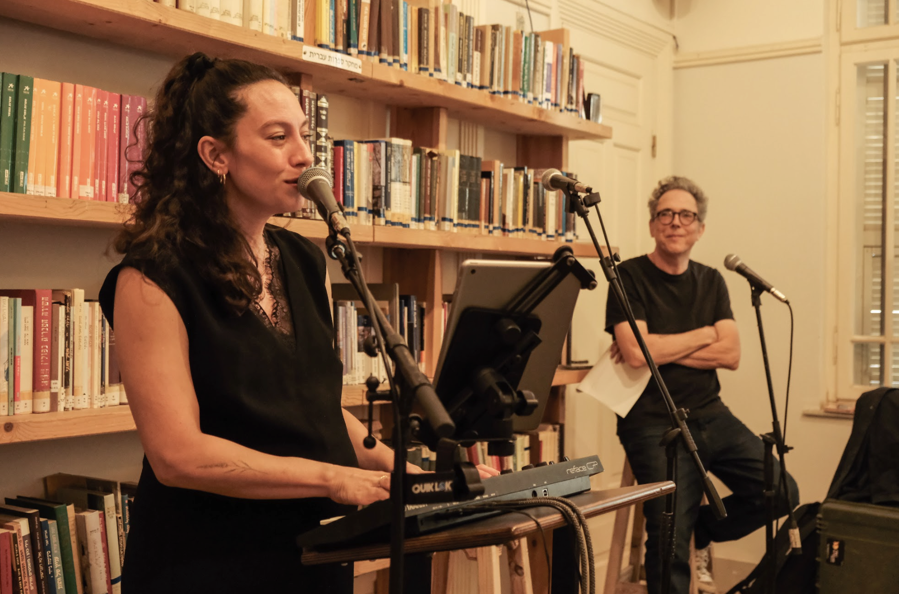 שיחה באירוע ספרותי-מוסיקלי